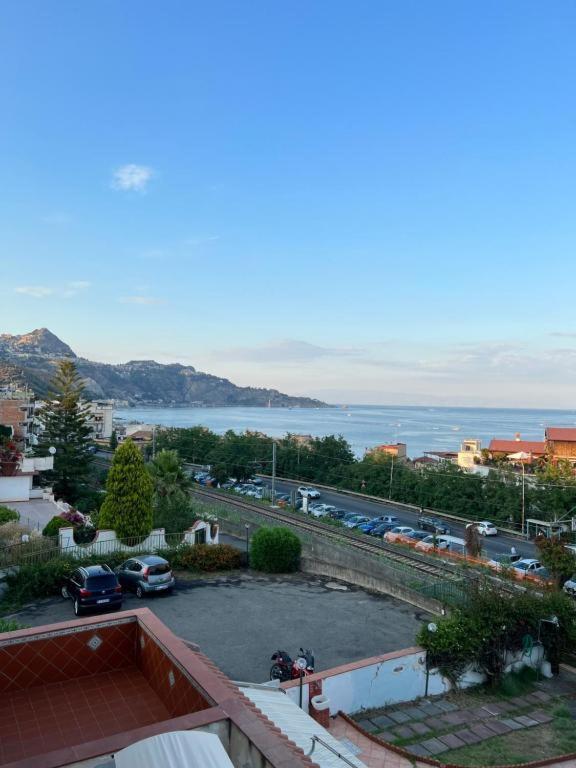 Casa Vacanza Giardini Naxos Taormina Miranaxos Buitenkant foto